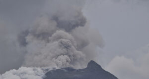 Индонезия евакуира 16 000 души след изригването на вулкана Левотоби Лаки-Лаки
