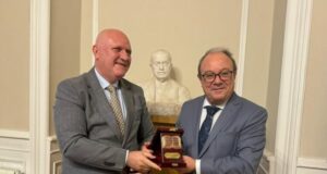 Министър Галин Цоков връчи плакет на МОН на акад. Юлиан Ревалски и го поздрави за успешния мандат като председател на БАН