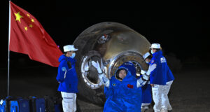 Мисията "Шънчжоу-18" се върна на Земята с близо 35 килограма проби за изследване