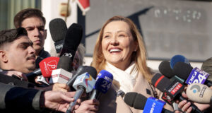 ОБНОВЕНА Елена Ласкони от Съюз за спасение на Румъния се класира на второ място на президентските избори, изпреварвайки премиера Чолаку