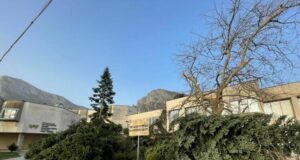 ОБНОВЕНА Скоростта на вятъра във Враца достига до над 120 км/ч, постъпили са десетки сигнали за нанесени щети, съобщи Общината