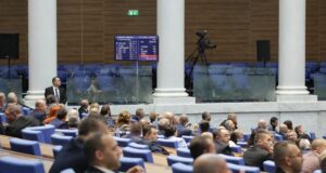 Осми опит за избор на председател на парламента. ГЕРБ-СДС оттегля кандидатурата на Рая Назарян