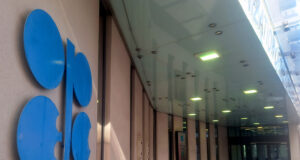 Петролът на ОПЕК остава над 71 долара за барел