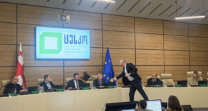 Председателят на грузинската избирателна комисия беше залят с боя на фона на продължаващи протести срещу оспорените изборни резултати