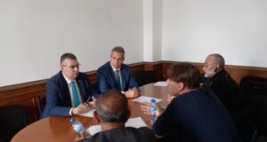 Представители на "Възраждане" се срещнаха с председателя на КФН заради застраховката "Гражданска отговорност" за таксиметровите шофьори