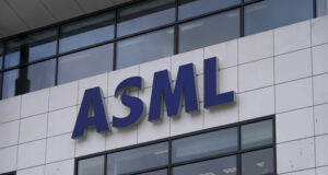 Производителят на на машини за чипове Ей Ес Ем Ел очаква удвояване на приходите въпреки забавеното възстановяване