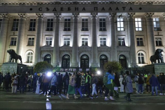 Протест срещу избора на нов главен прокурор и председател на ВАС се провежда пред Съдебната палата в София