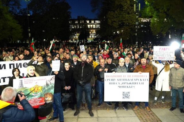 Протест срещу пиесата на Джон Малкович в София