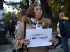 Протестиращи правят опити да възпрепятстват премиерата на пиесата „Оръжията и човекът“ в Народния театър