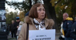 Протестиращи правят опити да възпрепятстват премиерата на пиесата „Оръжията и човекът“ в Народния театър