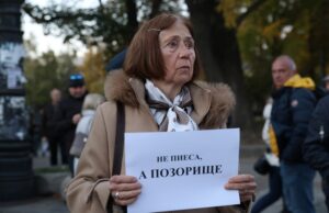 Протестиращи правят опити да възпрепятстват премиерата на пиесата „Оръжията и човекът“ в Народния театър