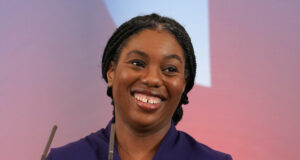 РАЗШИРЕНА
                                                                                                Кеми Бейдънок е новият лидер на Консервативната партия във Великобритания