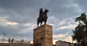 Реакциите в Северна Македония на вчерашните инциденти в Скопие продължават