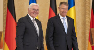 Румънският президент Клаус Йоханис пристига на официално посещение в Германия