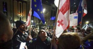 Сблъсъци между полиция и протестиращи в Грузия, след като премиерът замрази преговорите за присъединяване към ЕС