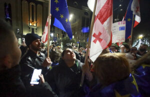 Сблъсъци между полиция и протестиращи в Грузия, след като премиерът замрази преговорите за присъединяване към ЕС