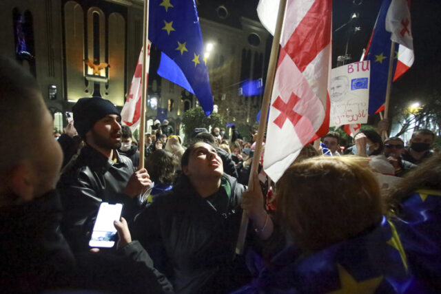 Сблъсъци между полиция и протестиращи в Грузия, след като премиерът замрази преговорите за присъединяване към ЕС