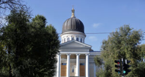 Силни експлозии се чуха в Одеса, части от града останаха без електричество, съобщи кметът на града