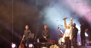 Стотици пяха заедно с Лили Иванова в препълнената зала на театъра в Кюстендил