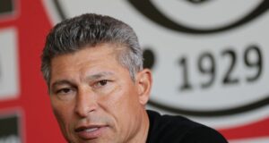 Фенклуб на Спортинг (Лисабон) награди българската легенда Красимир Балъков за приноса му към отбора