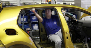 Автомобилните компании в Европа планират затваряне на заводи и съкращения на работни места