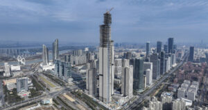 Активността в сектора на услугите в Китай нараства с по-бавни темпове през ноември, показва проучване