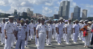 Американски боен кораб ще акостира за първи път от осем години в Камбоджа