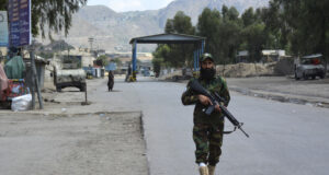 Афганистанските талибани взеха на прицел "няколко цели" в Пакистан в отговор на въздушните нападения, заяви Министерството на отбраната