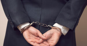 Бившият румънски депутат Нати Меир, осъден на 11 години затвор за измами, беше екстрадиран от Гърция