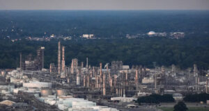 Бизнес активността в американския промишлен сектор се свива на фона на евентуални по-високи мита върху вноса в САЩ