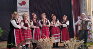 Български традиции оживяха в Медовина на Националния музикално-кулинарен фестивал „Никулденско веселие“