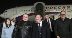 Дмитрий Медведев пристигна в Пекин за разговори с китайски лидери