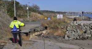 Държавата се съгласи да прехвърли свлачищната зона на алеята към бургаския квартал "Сарафово" на Община Бургас, съобщиха от общинската администрация