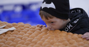 Дядо Мраз раздава подаръци на сръбските деца на Нова година, а Божич Бата на Рождество Христово