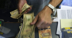 Еврото задържа курс над 1,05 долара