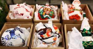 Играчки за елха от стъкло и вълна, свещи и древни игри от кожа са подаръци с кауза, които изработват социални предприятия у нас