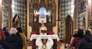 Католиците в Русе си пожелаха да има здраве и мир на земята
                                                                                                Светът днес има нужда от хора, които да благовестяват, каза отец Валтер Горра от католическата църква в Русе