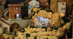 Католическата църква в Русе посреща миряните с ръчно изработен 12-метров макет на Витлеем и на Рождественската пещера