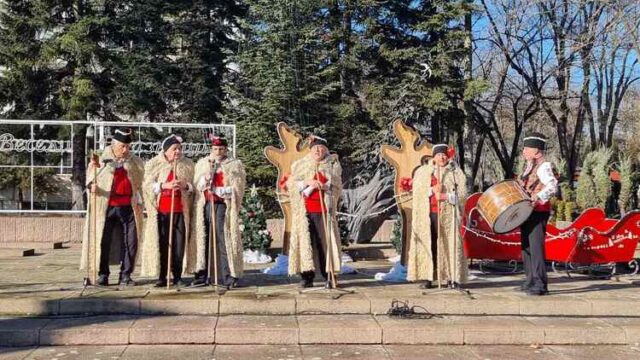 Коледарски благослов огласи площад "Бялата лястовица" в Генерал Тошево в навечерието на Рождество Христово