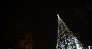 Коледната елха е не просто символ на празника, а светъл лъч надежда и топлина в сърцата ни, заяви кметът на София Васил Терзиев