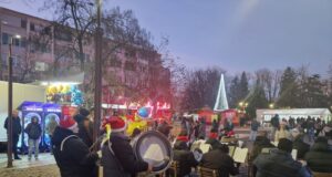 Коледният базар в Търговище бе открит с музикално дефиле и концерт на Духовия оркестър „Васил Абрашев“