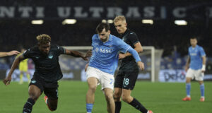 Крилото на Наполи Хвича Кварацхелия ще бъде извън терените до края на годината заради травма в коляното