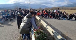 Кюстендилци положиха цветя на мястото на инцидента, при който загина момиче на 18 години