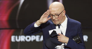 Мария Бакалова връчи наградата за европейски режисьор на Жак Одиар, филмът му "Емилия Перес" триумфира на Европейските филмови награди