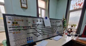 Машинист е успял да избегне удар в скален къс, паднал върху жп релси между гарите Ръждавица и Земен, казаха от гарата в Перник