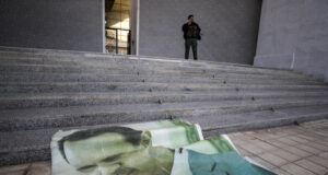 Портрет на Башар Асад е захвърлен на стълбището на президентския дворец в Дамаск