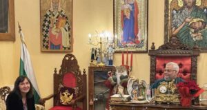 Митрополит Киприан и зам.-кметът на Стара Загора Надежда Чакърова отличиха ученици в конкурс за Рождество Христово