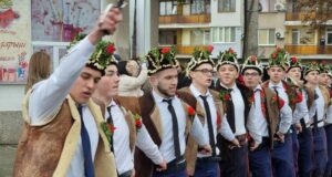 На Коледа земята в Ямбол се тресе под ритъма на мъжкия коледарски буенек