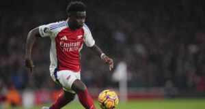 Нападателят на Арсенал Букайо Сака ще бъде извън игра повече от два месеца след операция