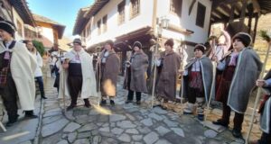 ОБНОВЕНА Музеят „Етър“ показва днес обичая коледуване